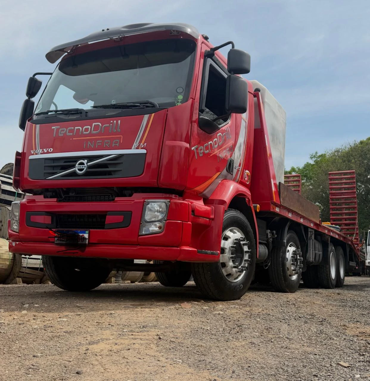 Caminhão vermelho Volvo da Tecnodrill